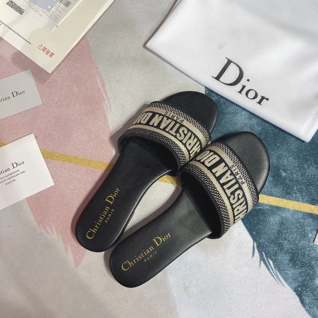 👟👟Ex-factory price 300👟👟 Dior women’s DWAY embroidered half-flops! Flat-soled slippers with letters for street wear. This year, Dor went crazy and changed designers. The whole style changed. Those who liked them quickly grabbed a pair as soon as possible! This knitted embroidered slipper is not just ordinary, comfortable and beautiful. It is a new series of three-dimensional letter embroidered slippers with a very stylish style. It is made with Dior Logo woven canvas embroidery technology! Fashionable touch! Flat slippers are classic, high-quality and glamorous masterpieces. The most popular spring and summer series in the counter are both temperamental, fashionable, classic and attractive. The design style is particularly beautiful on the feet∽ Whether it is a beach vacation or daily wear, it is absolutely full of freshness! ❤️Density embroidery, exquisite ogo texture and delicate lambskin midsole are super comfortable! This must-have item for summer, whether it is a beach vacation or daily wear, it is definitely full of freshness! Made in China with rubber sole and colorful hard box packaging, the high-end and luxurious feel is clear at a glance! Code number: 35——40 41 42 customized color, black, pink, gray
